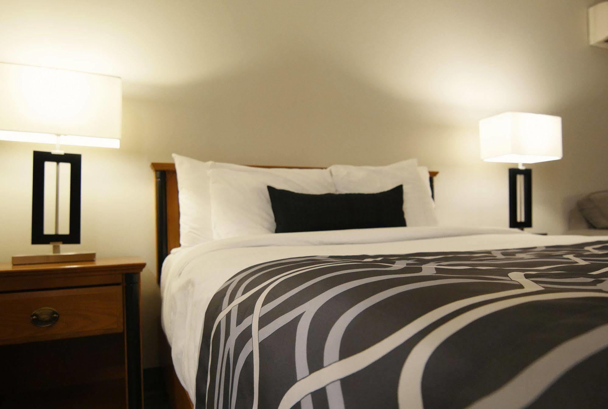 Hotel Le Voyageur Sept lles Bagian luar foto